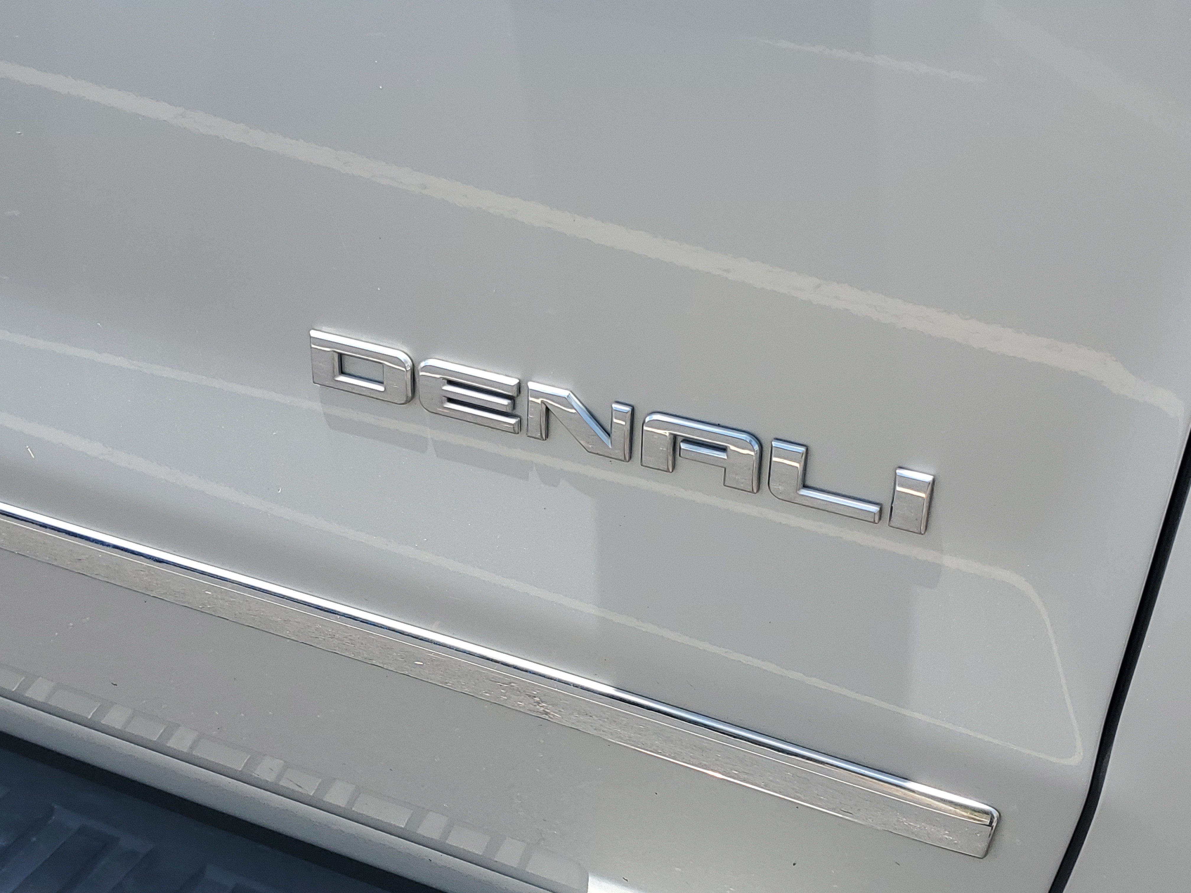Used 2018 Quicksilver Metallic GMC Denali image 3