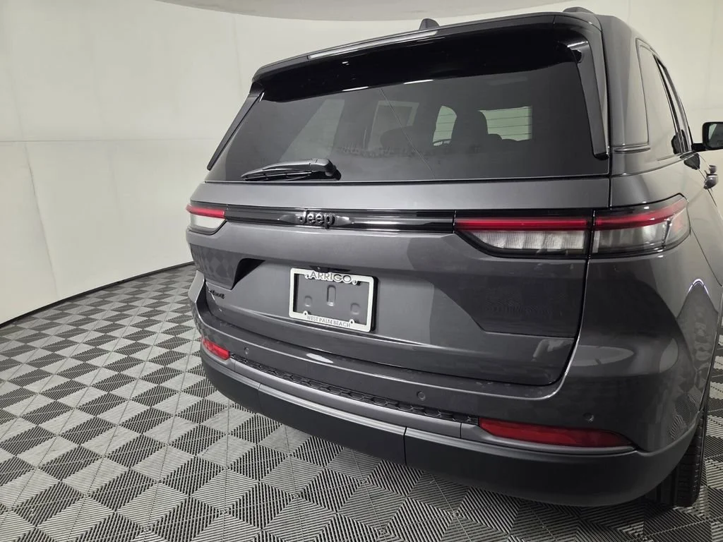 New 2026 Baltic Gray Metallic Clear-Coat Exterior Paint Jeep Limited image 6