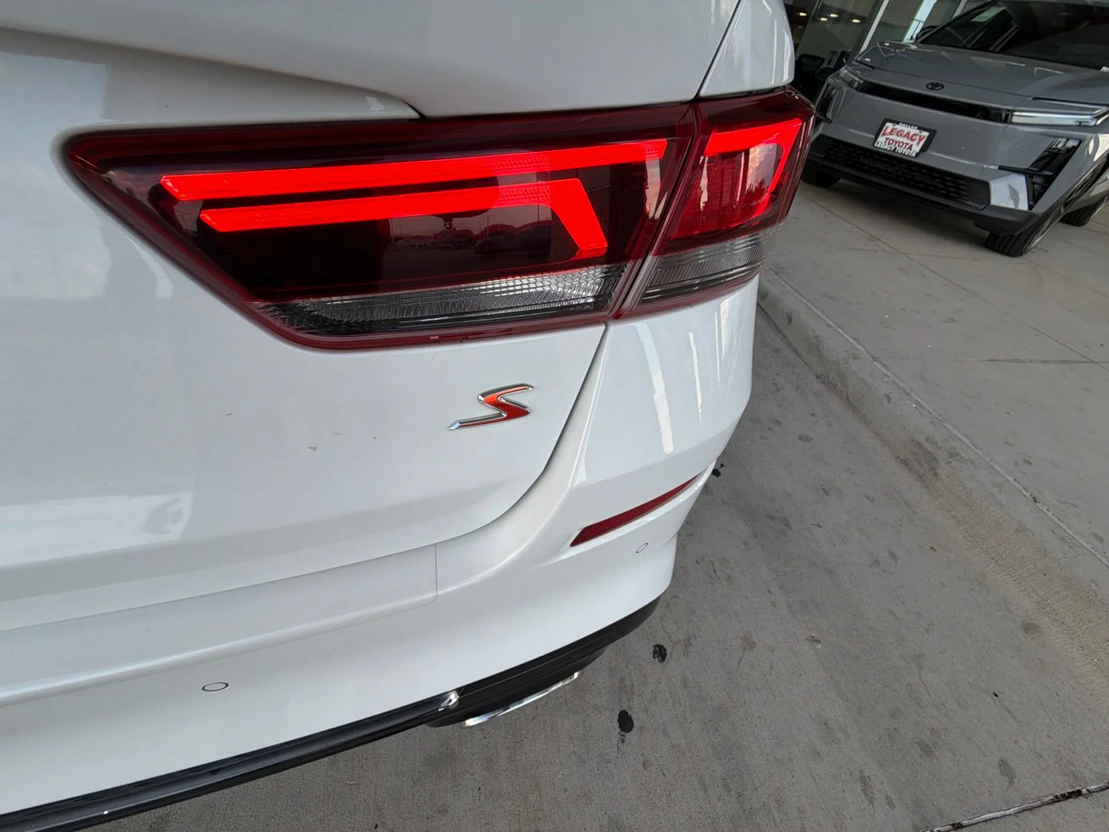 Used 2019 White Kia S image 15