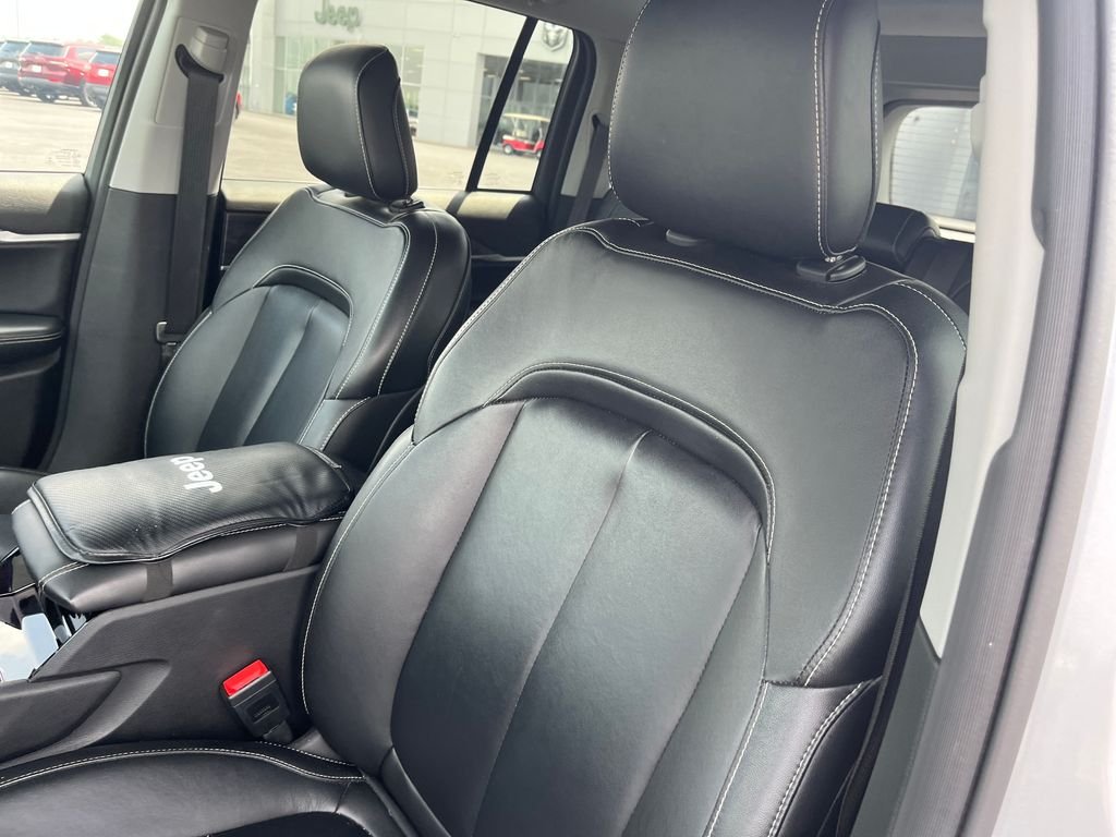 Used 2022 Silver Jeep 4xe image 12