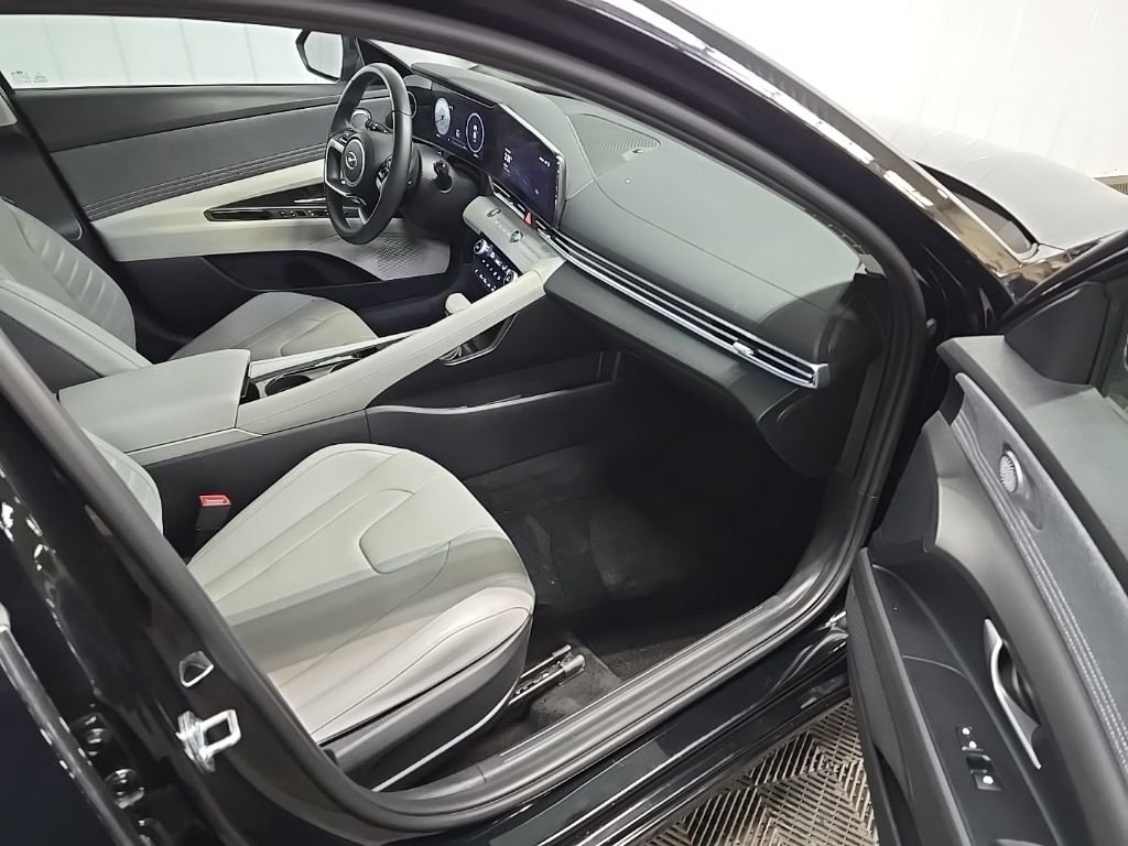 Used 2023 Black Hyundai Limited image 11