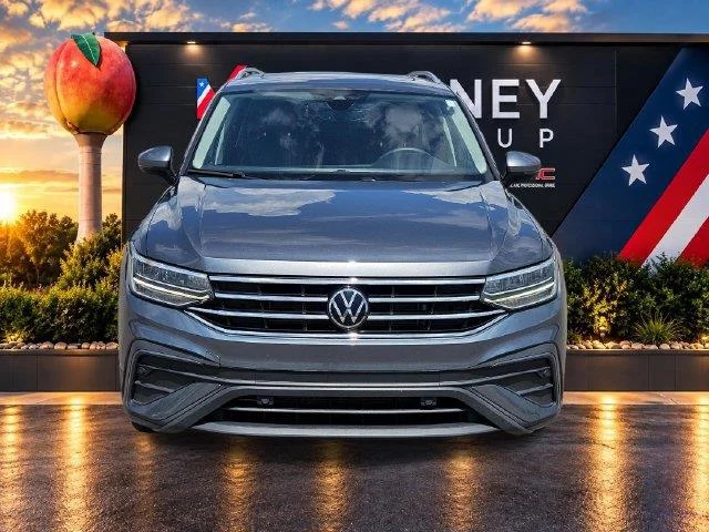 Used 2022 Black Volkswagen SE image 8