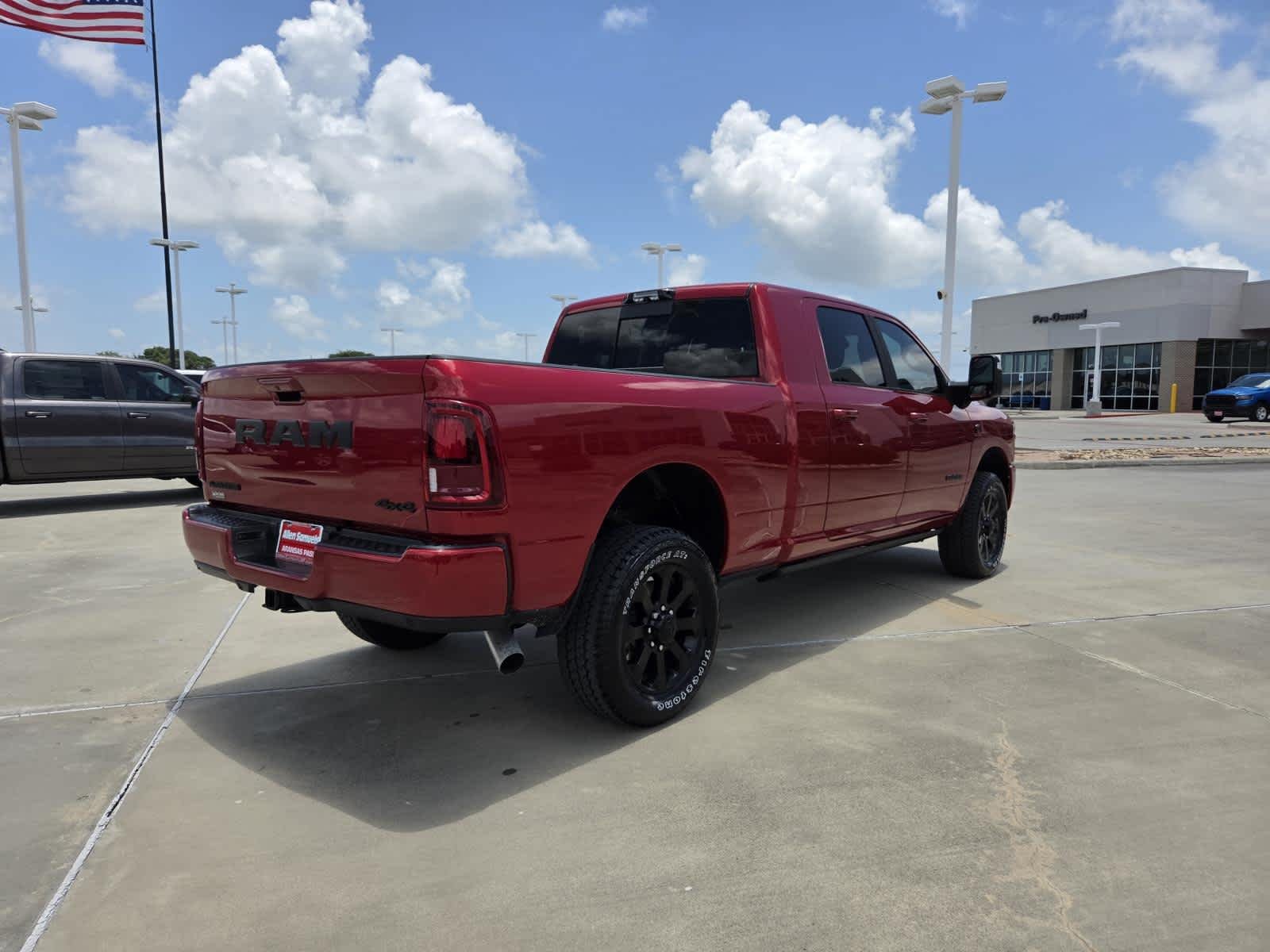 New 2026 Molten Red Pearl-Coat Exterior Paint RAM Laramie image 5