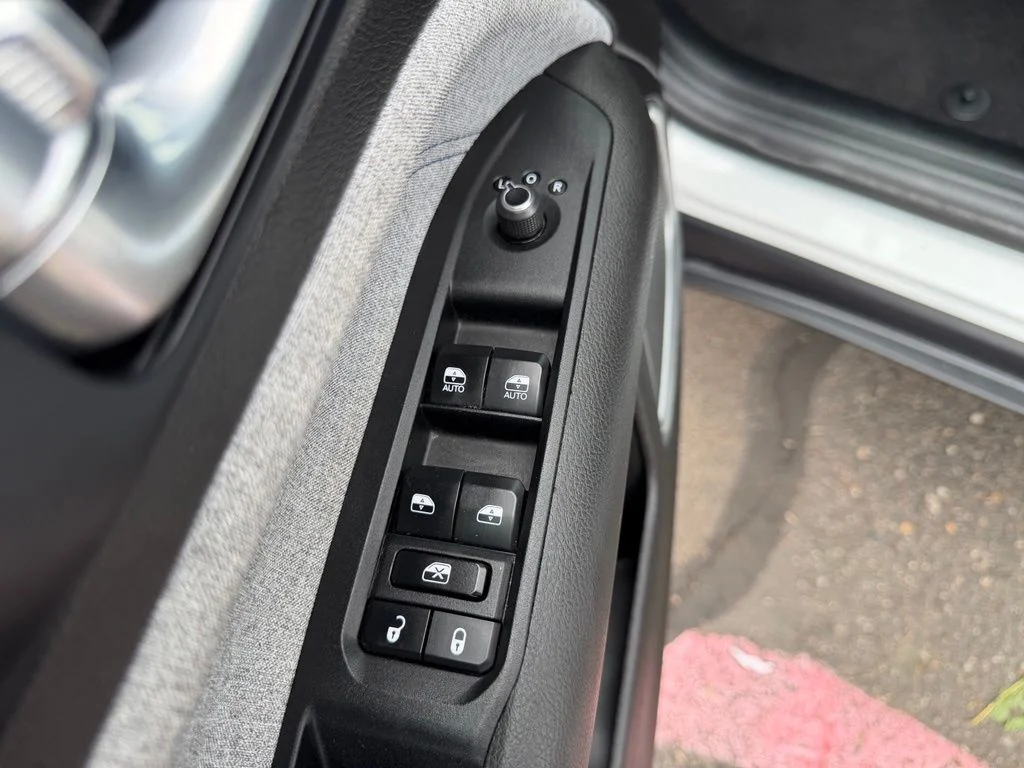 Used 2024 White Jeep Latitude image 12