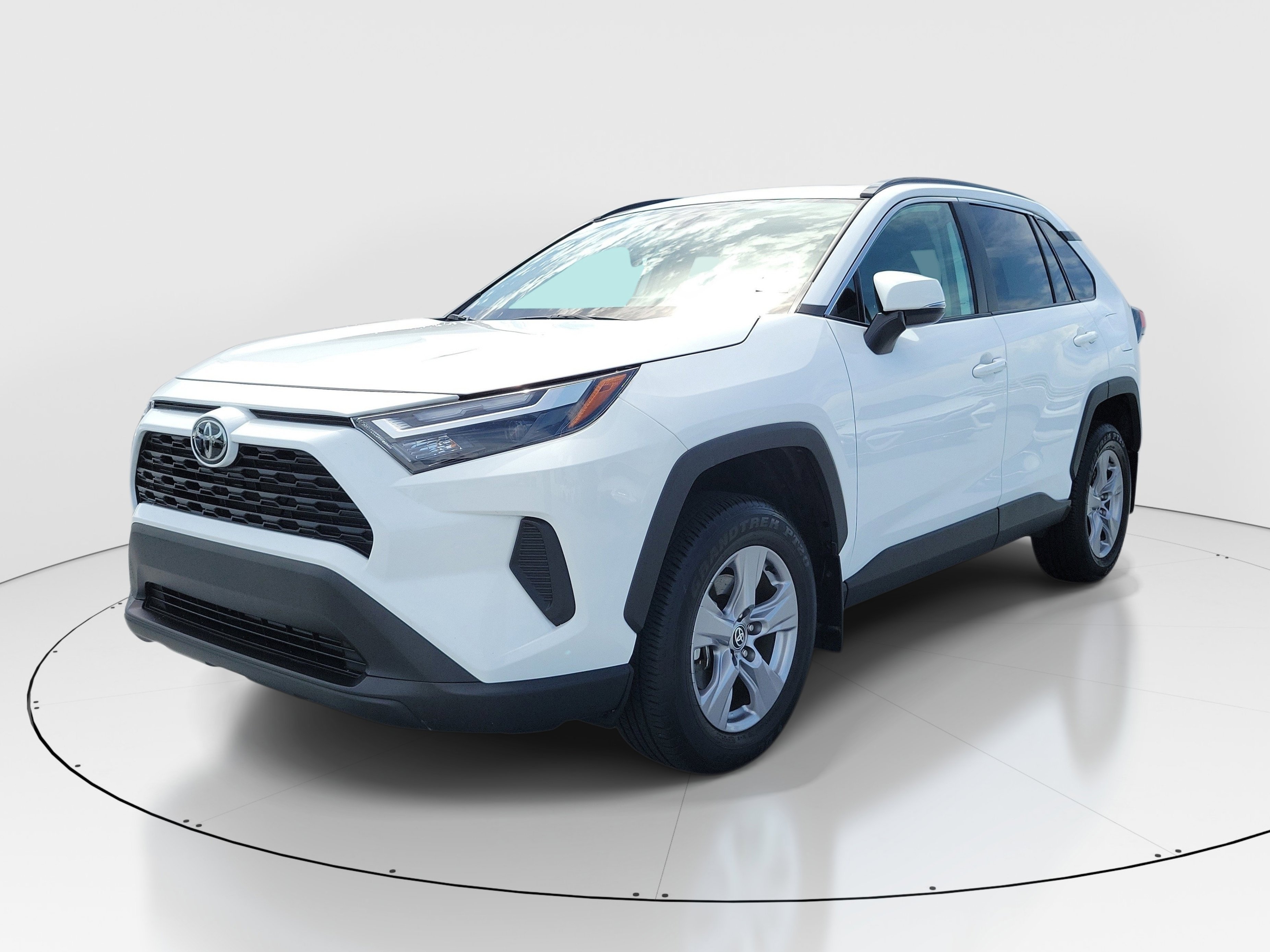 Used 2025 Ice Toyota XLE image 3