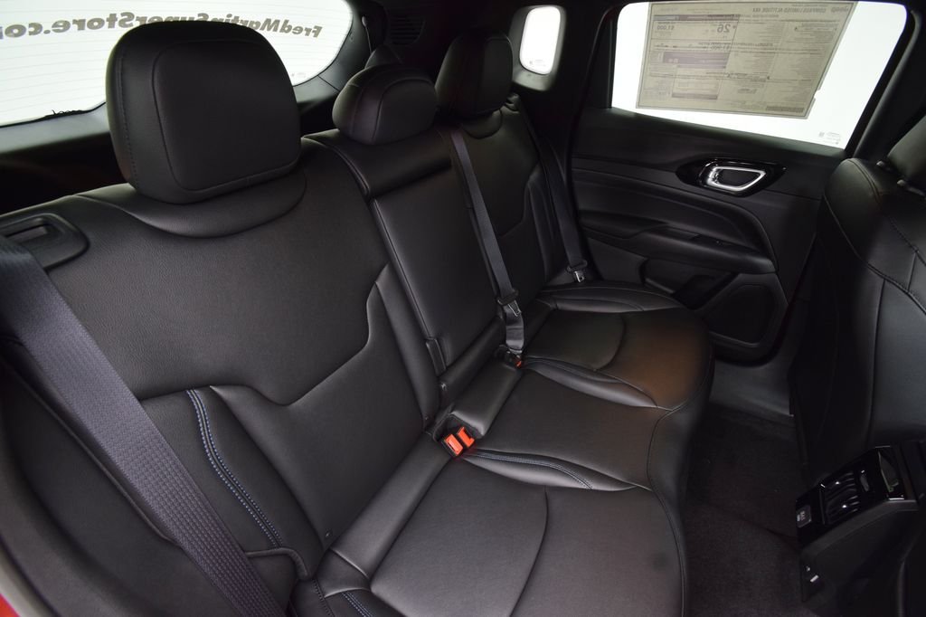 New 2026 Diamond Black Crystal Pearl-Coat Exterior Paint Jeep Limited image 17