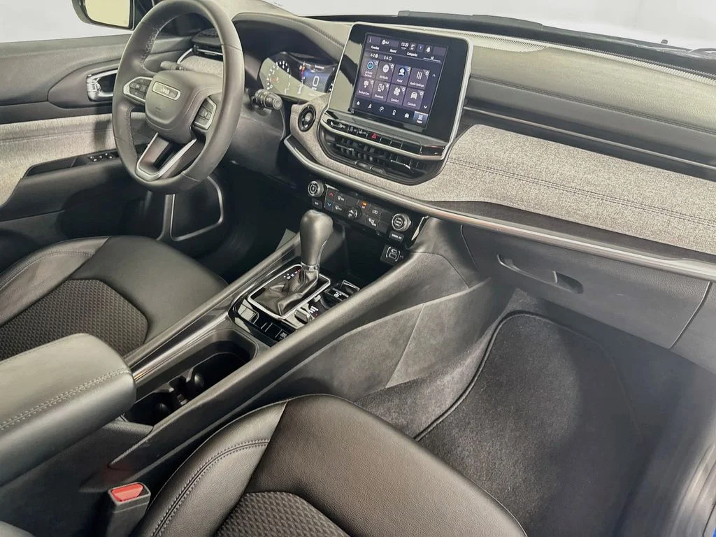 Used 2025 Blue Jeep Latitude image 34