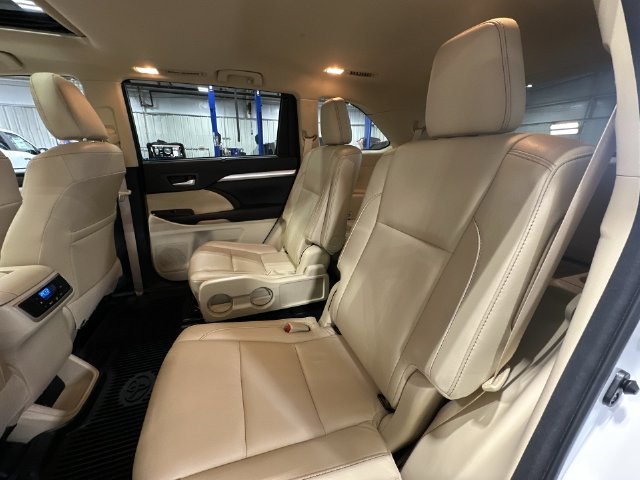 Used 2017 White Toyota XLE image 30