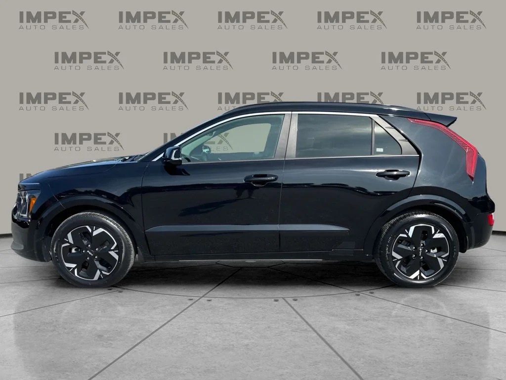 Used 2023 Black Kia Wind image 2