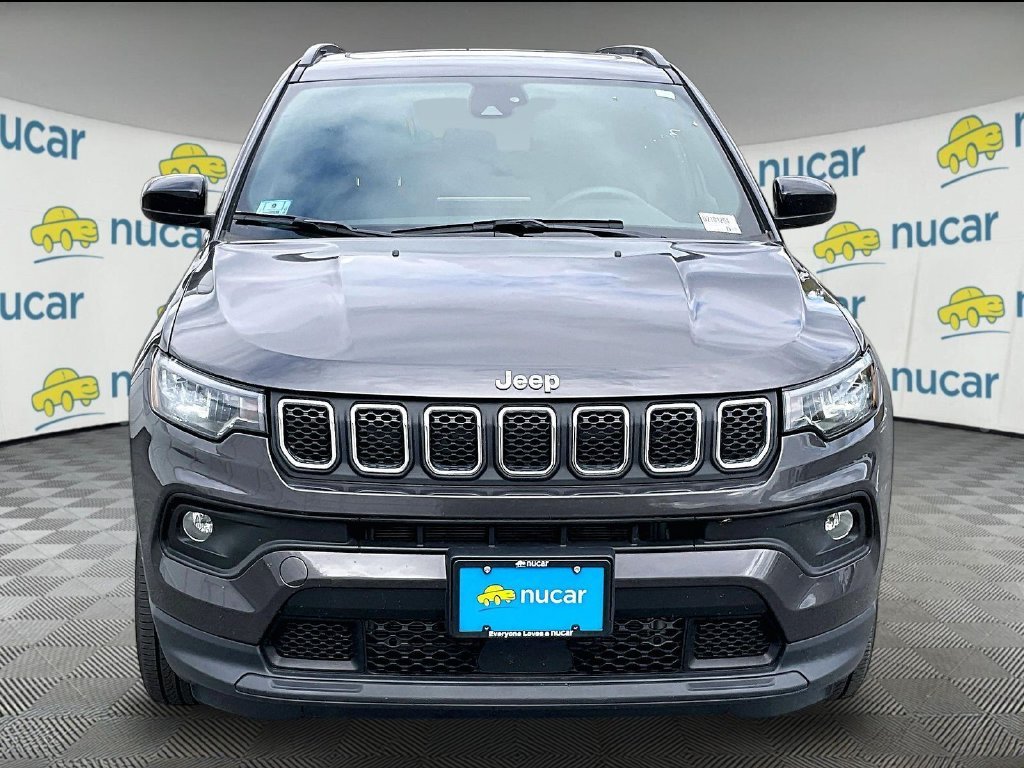 Used 2023 Granite Crystal Metallic Clearcoat Jeep Latitude Lux image 2