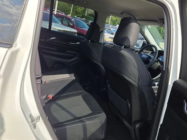 Used 2023 White Jeep Laredo image 14