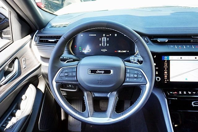 New 2026 Bright White Clear-Coat Exterior Paint Jeep Limited image 25