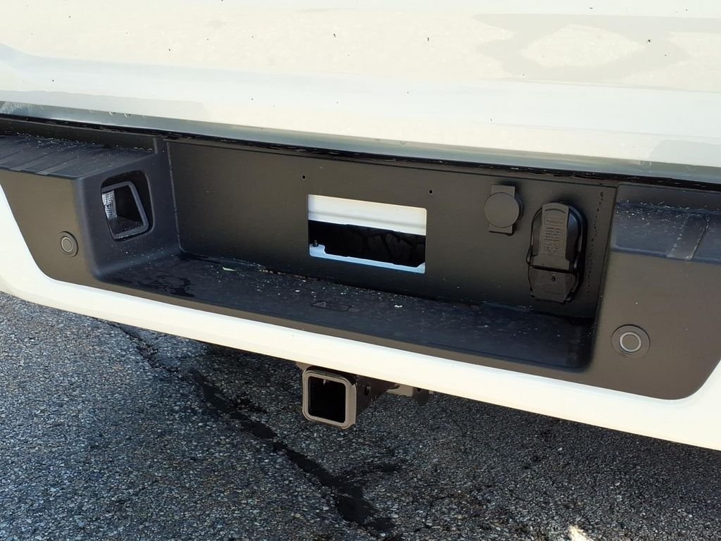 New 2026 Oxford White Ford XLT image 7