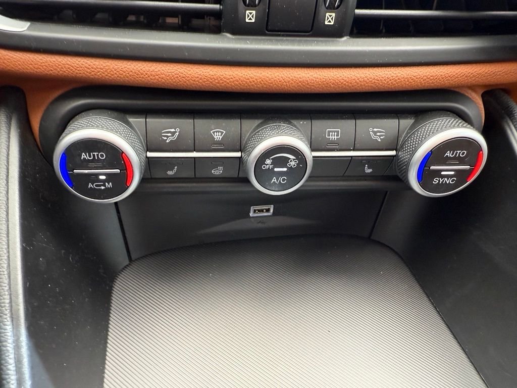 Used 2019 White Alfa Romeo Ti Sport image 23