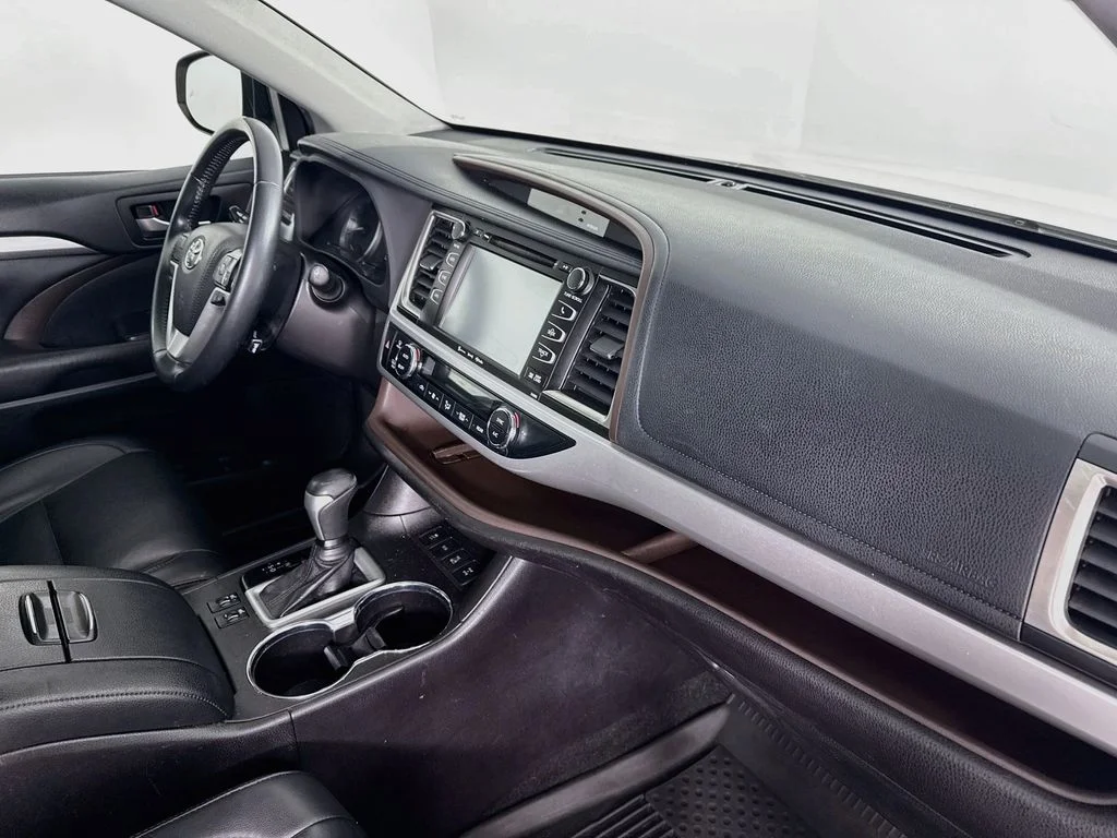 Used 2019 Blizzard Pearl Toyota XLE image 32