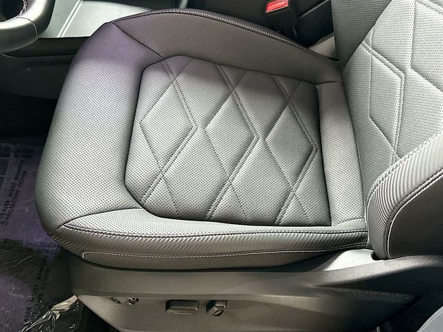 Used 2025  Volkswagen 2.0T SE w/Technology image 18