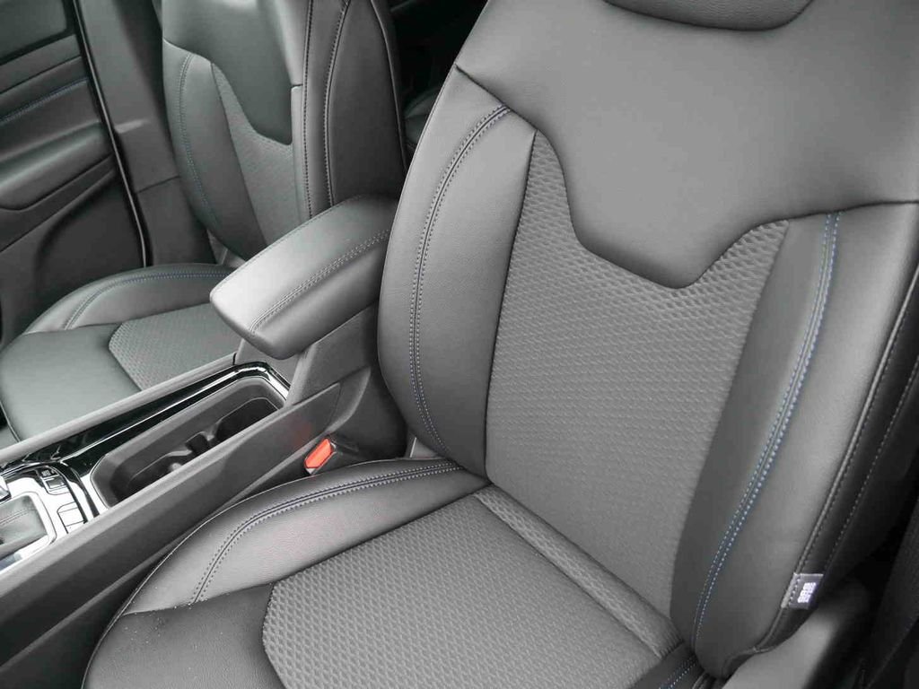 Used 2026 White Jeep Latitude image 29