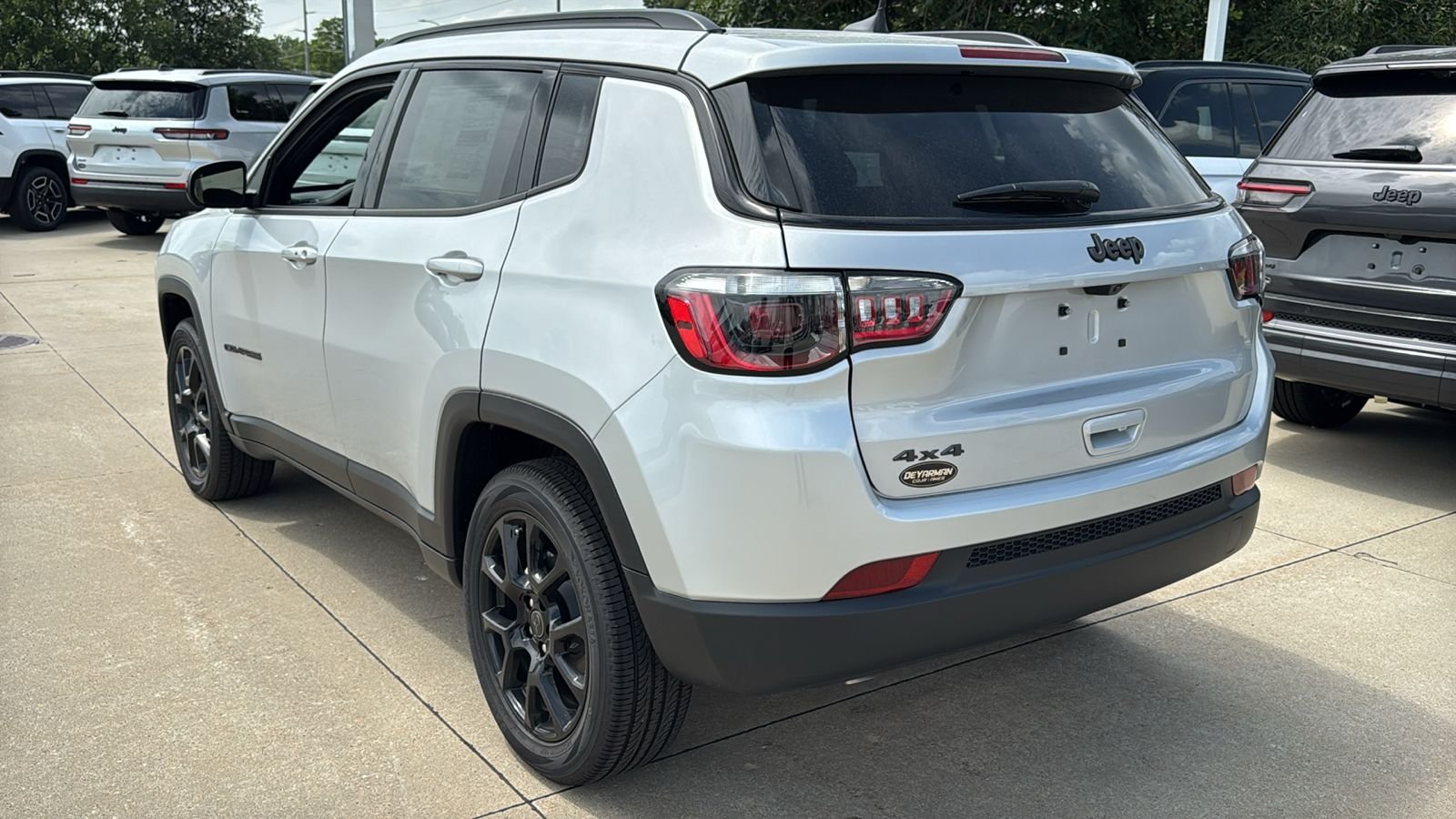 New 2026 Silver Zynith Metallic Clearcoat Jeep Latitude image 9