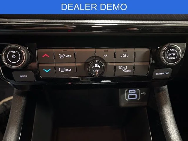 New 2026 White Jeep Latitude image 21