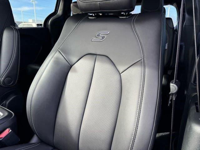 New 2026 Silver Mist Clear-Coat Exterior Paint Chrysler Select image 26