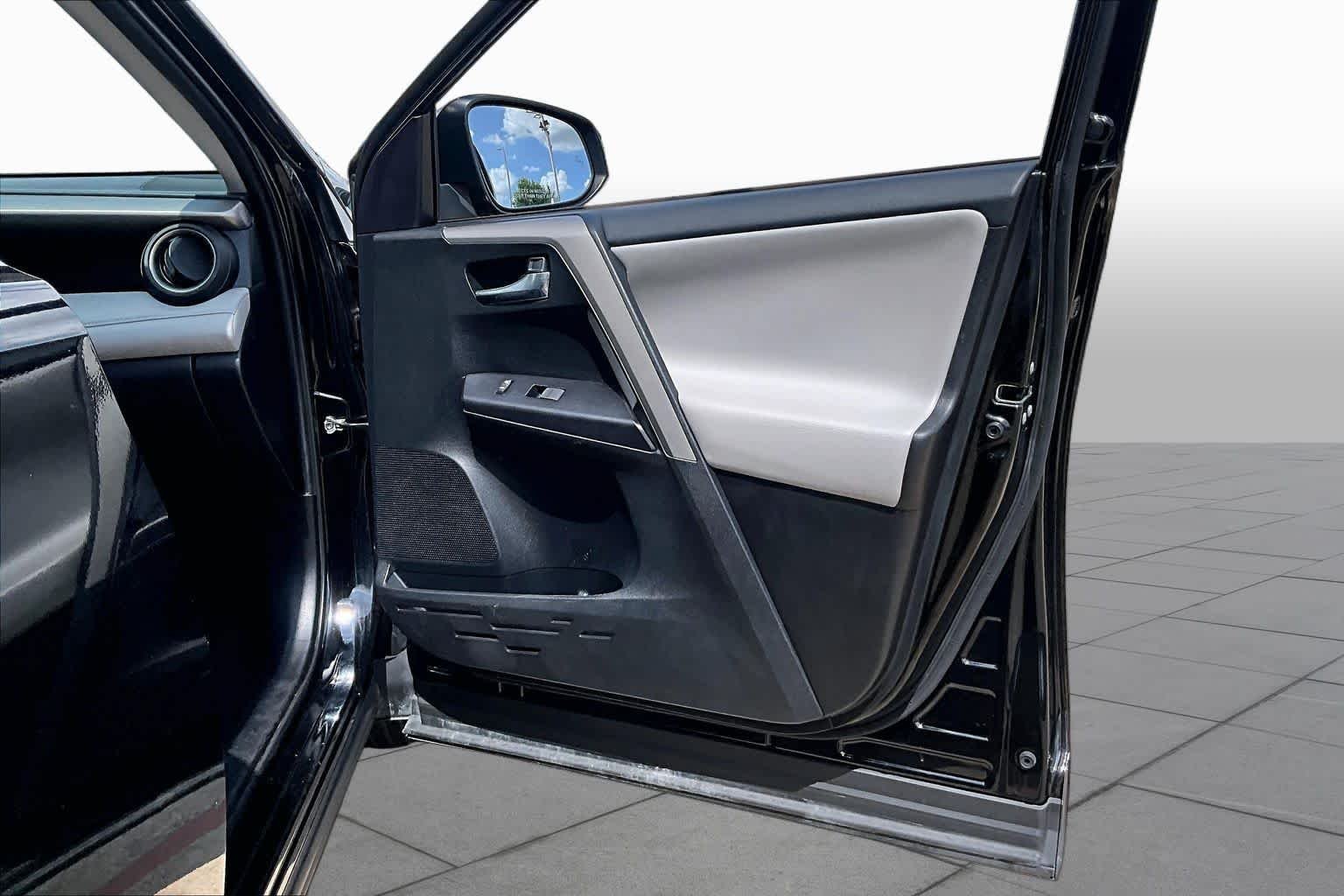 Used 2018 Black Toyota XLE image 23