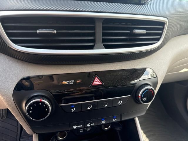 Used 2021 White Hyundai SE image 13