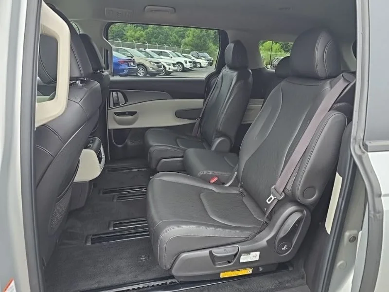 Used 2022 Silver Kia LXS image 26