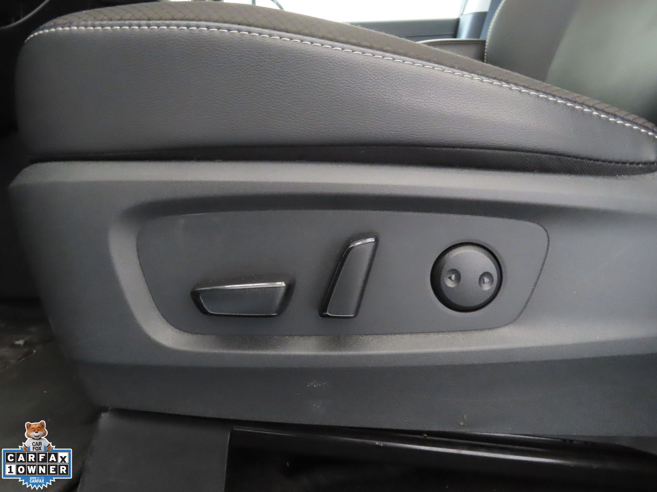Used 2025 Silver Nissan SL image 12
