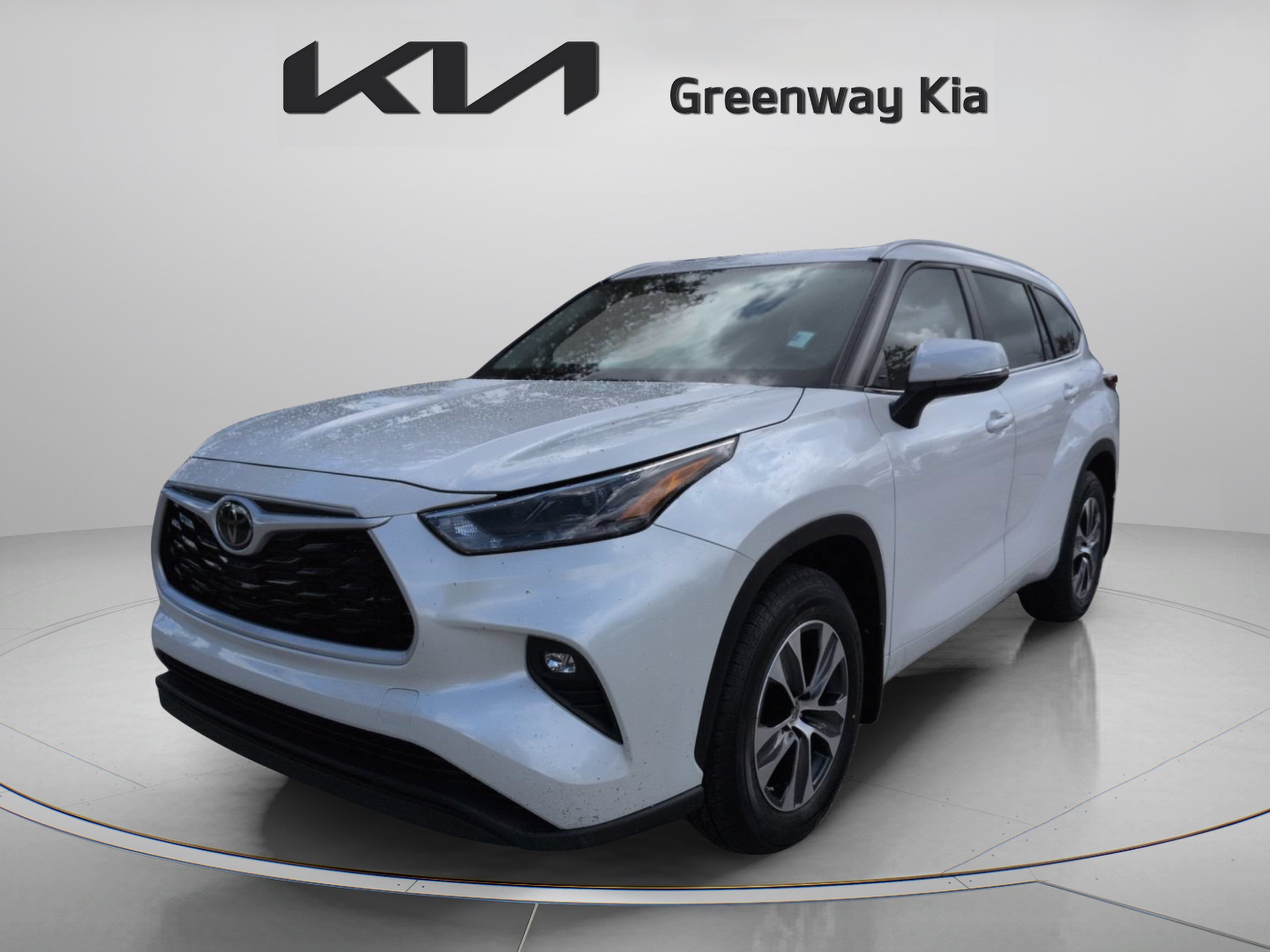 Used 2024 Pearl Toyota XLE image 10