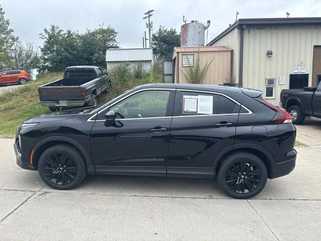 Used 2024  Mitsubishi  image 4