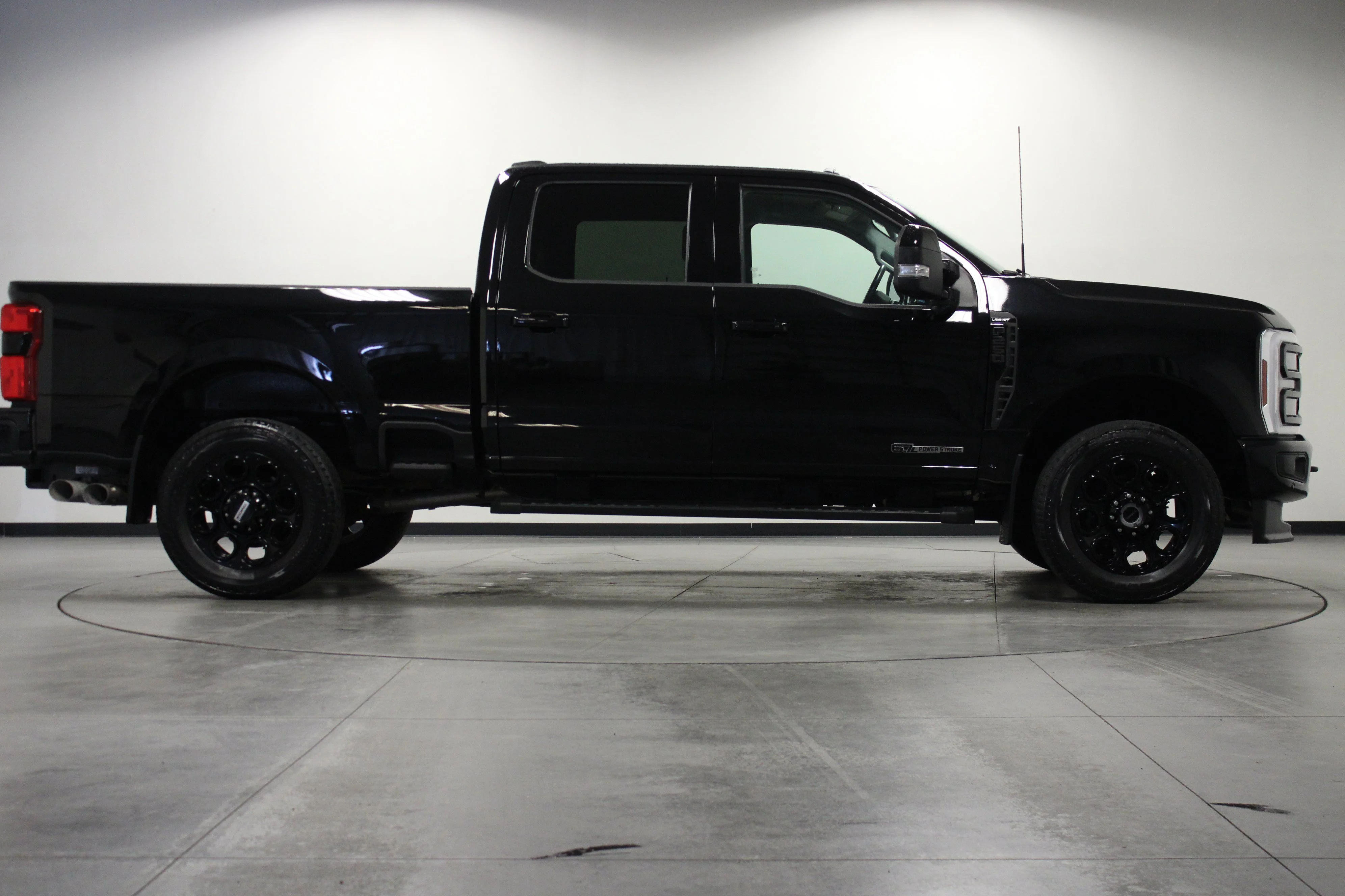 Used 2025 Agate Black Metallic Ford LARIAT image 3