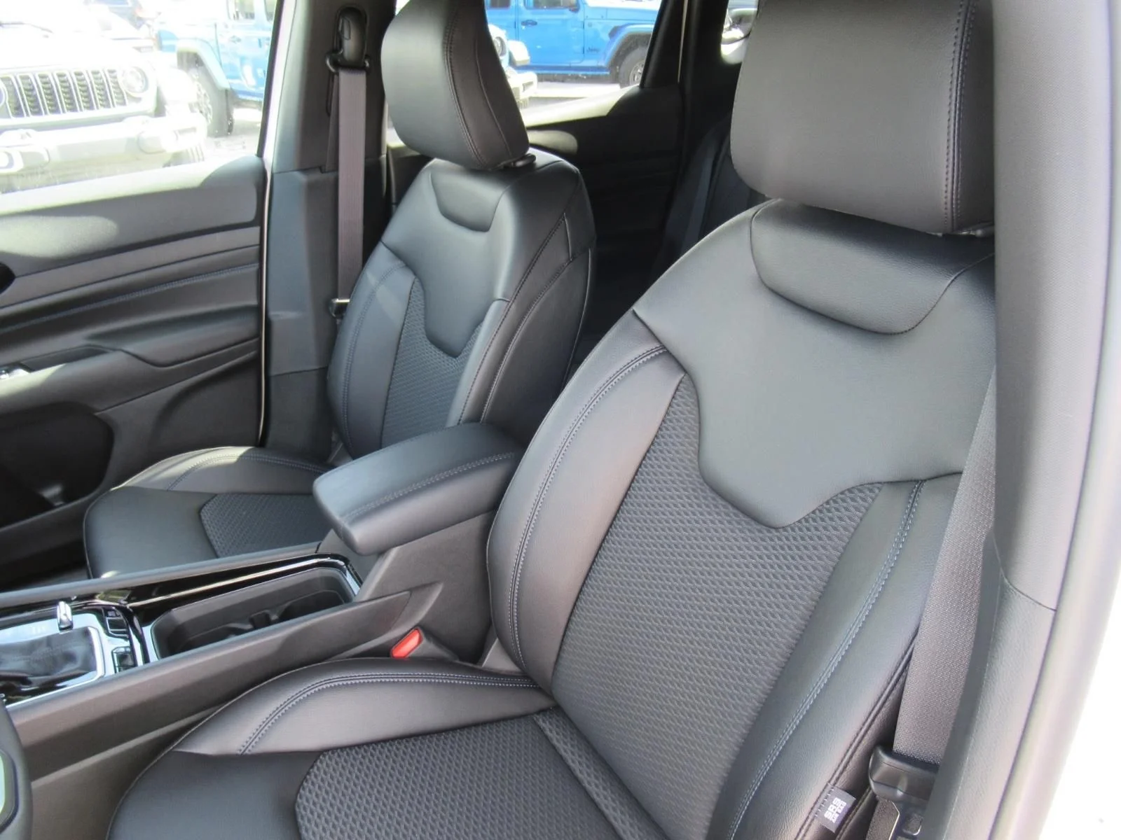 New 2026 Bright White Clearcoat Jeep Latitude Altitude image 17