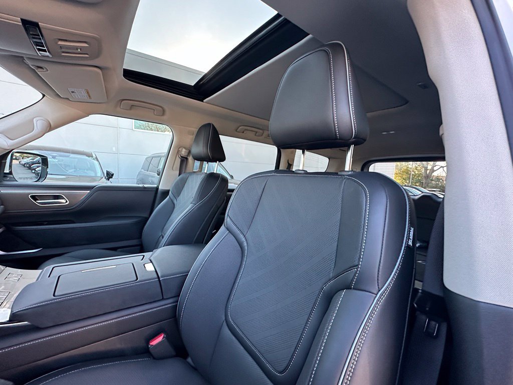 Used 2027 White INFINITI LUXE image 14