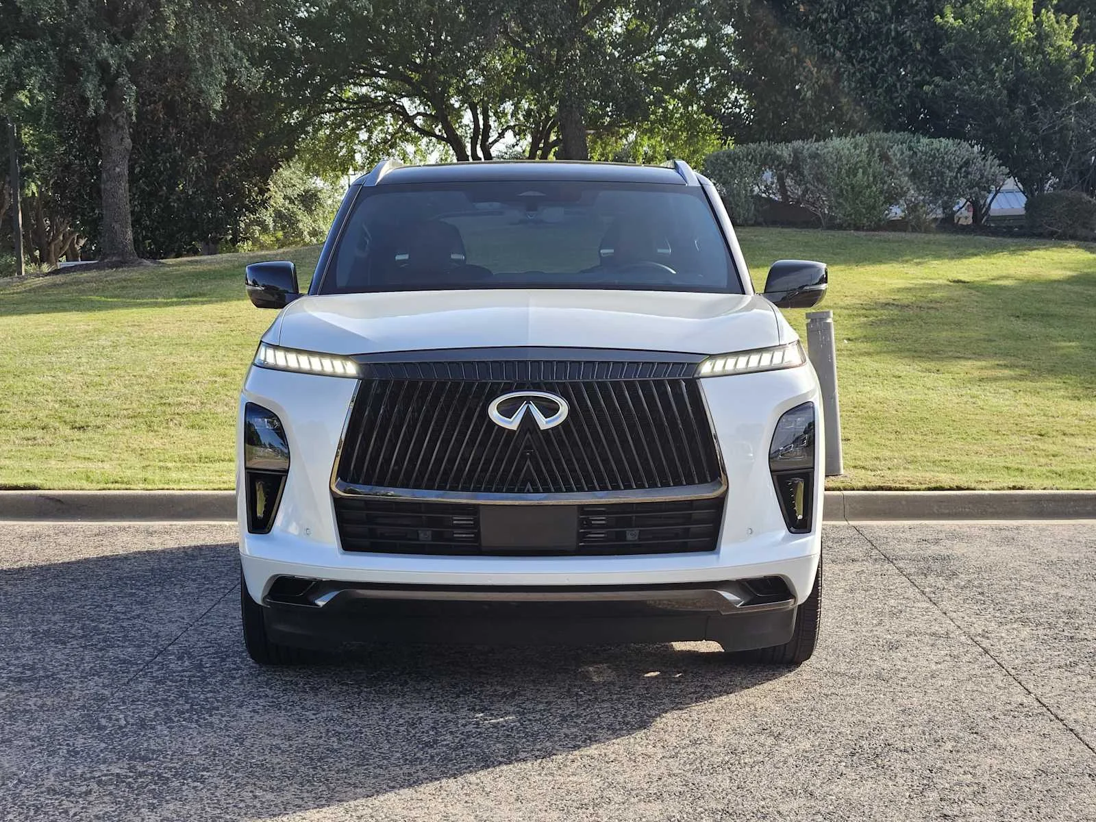 Certified Used 2026 Radiant White/Black Obsidian INFINITI AUTOGRAPH image 2