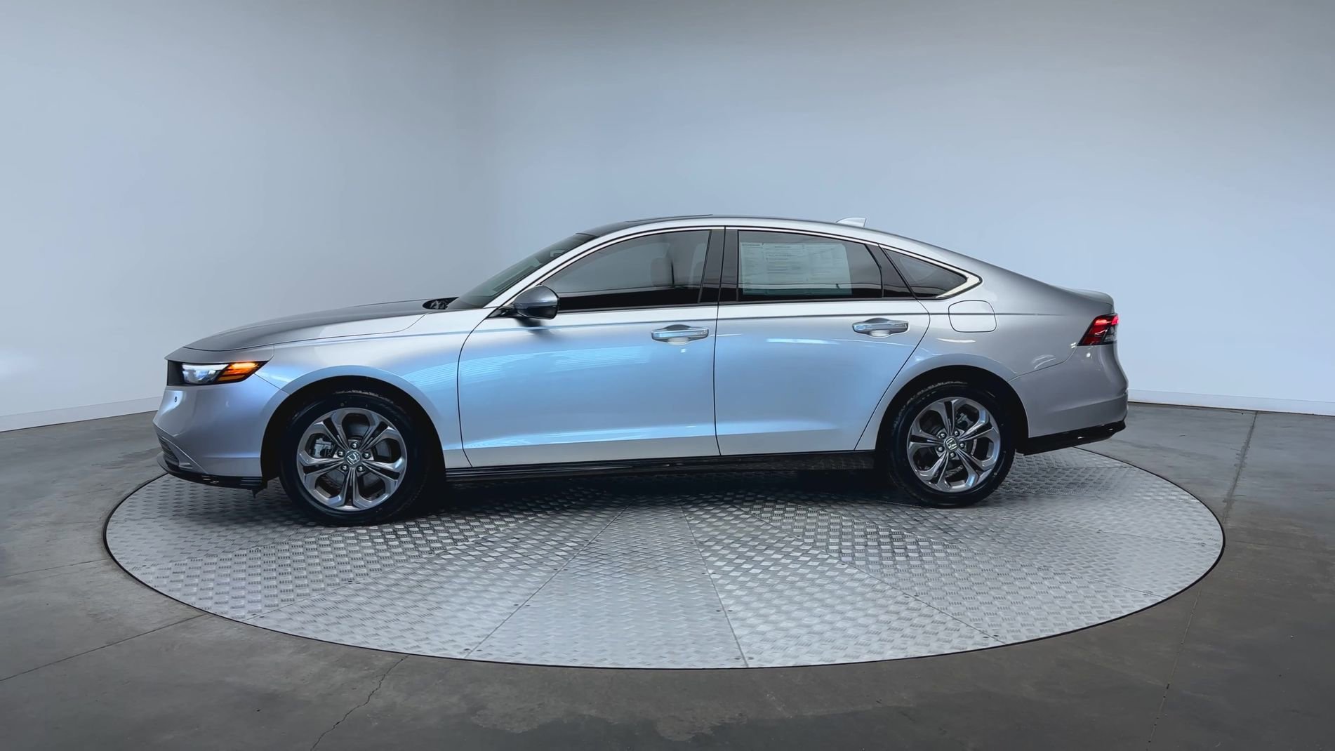 Used 2024 Solar Silver Metallic Honda EX-L image 5