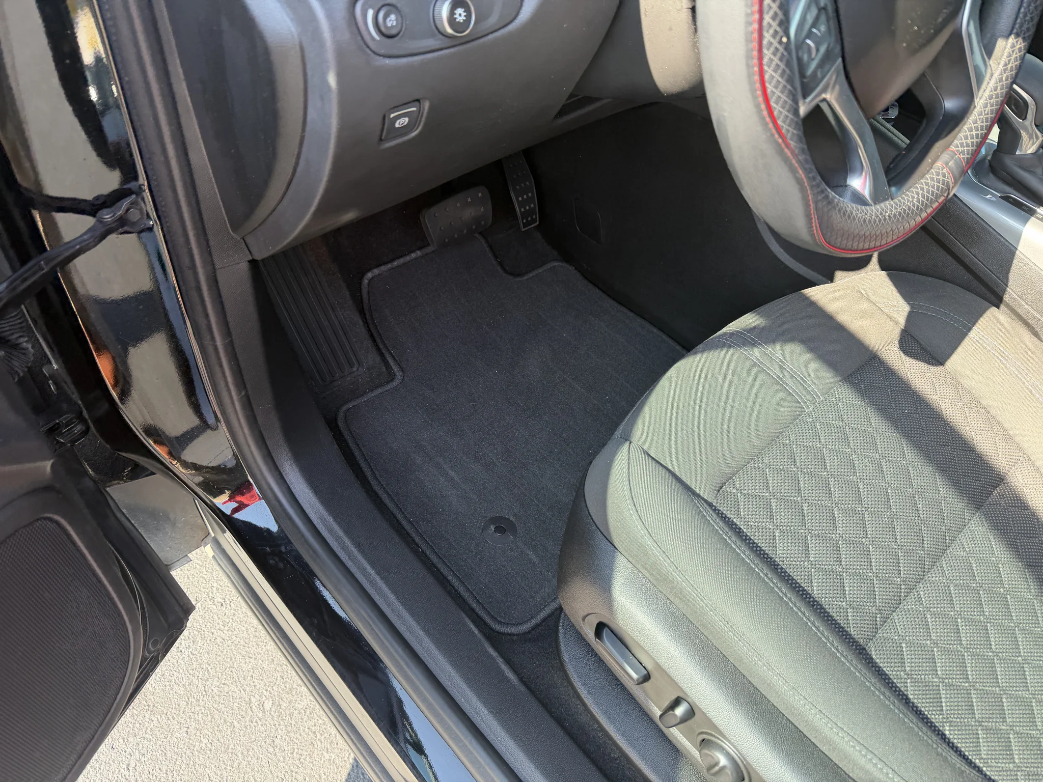 Used 2021 BLACK Chevrolet LT image 6