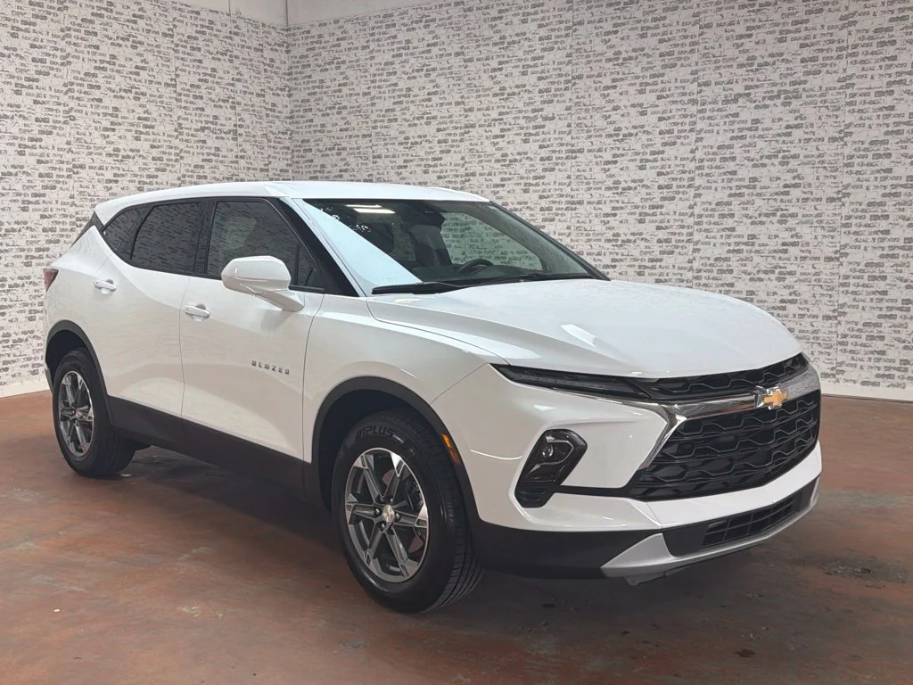 Used 2025 Summit White Chevrolet LT image 1