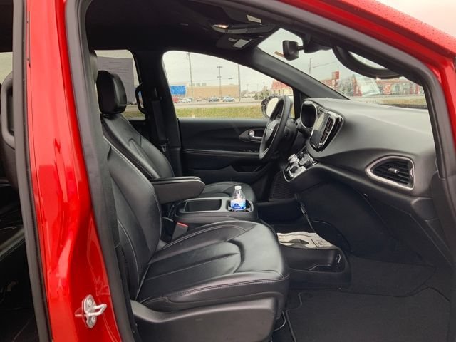 2025 Chrysler Pacifica Select - Photo 16