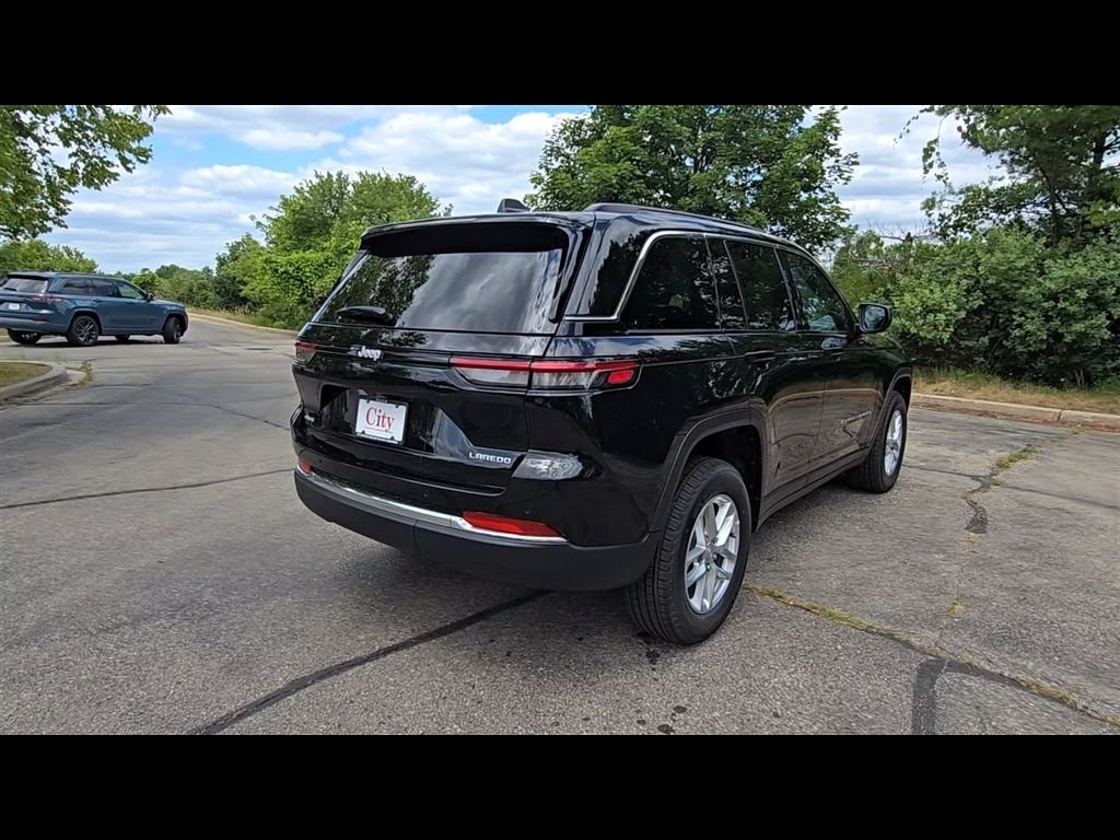 New 2026 Diamond Black Crystal Pearl-Coat Exterior Paint Jeep Laredo X image 7