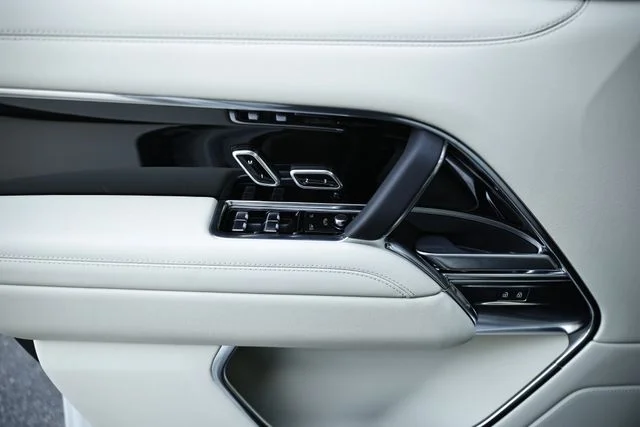 New 2026 Fuji White Land Rover SE 7 Seats image 17