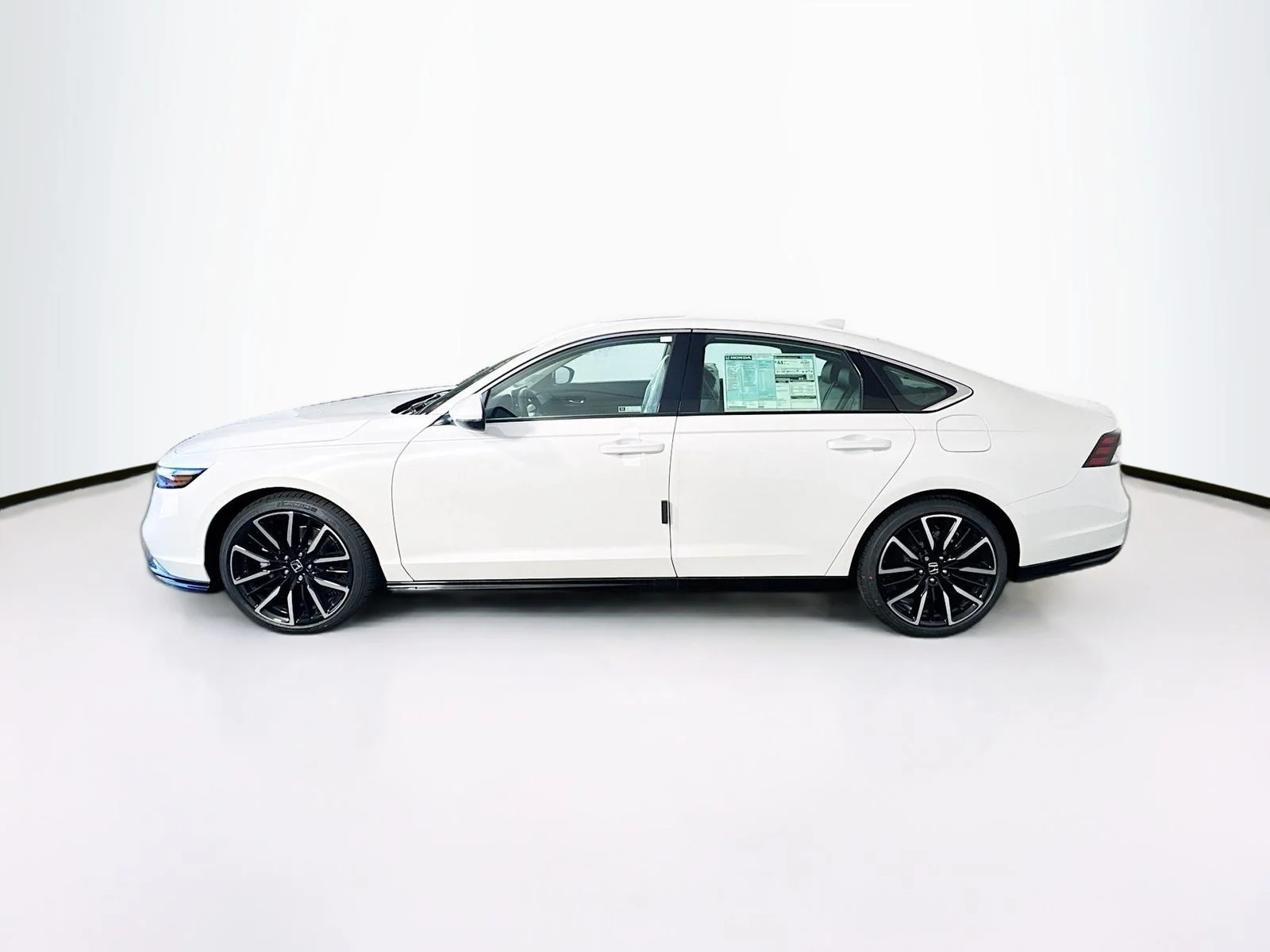 Used 2023 White Honda Touring image 3