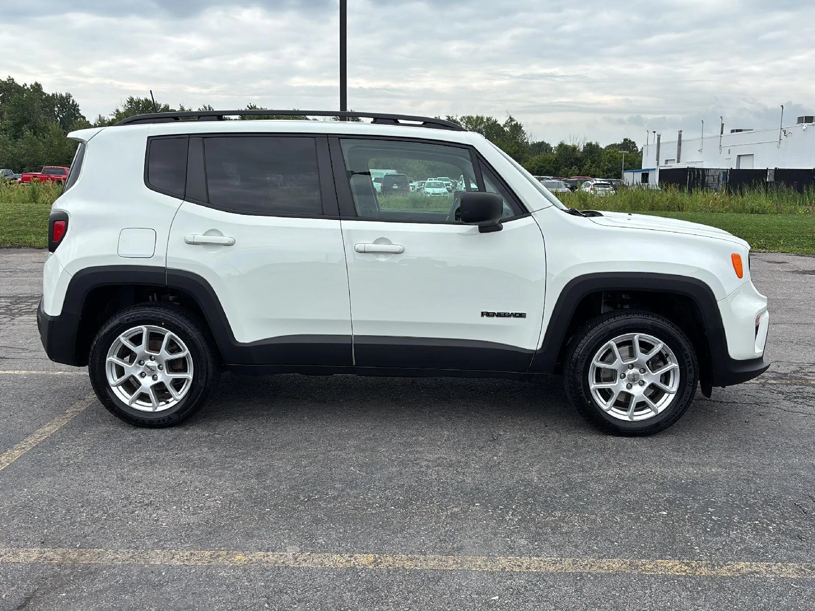 Used 2022 Alpine White Clearcoat Jeep Sport image 10
