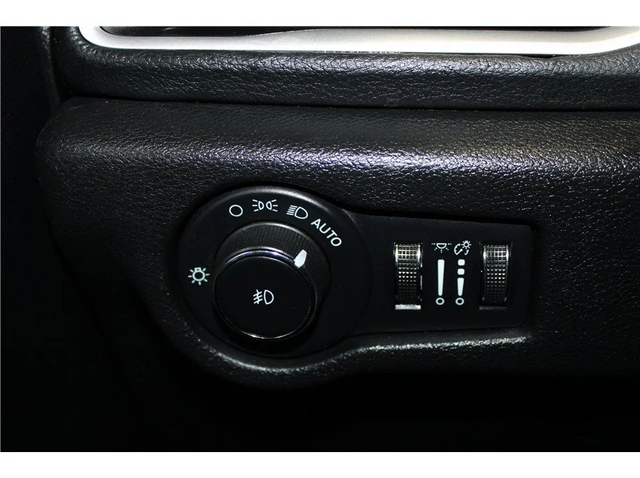 Used 2022 Brilliant Black Crystal Pearlcoat Chrysler Hybrid Touring L image 32
