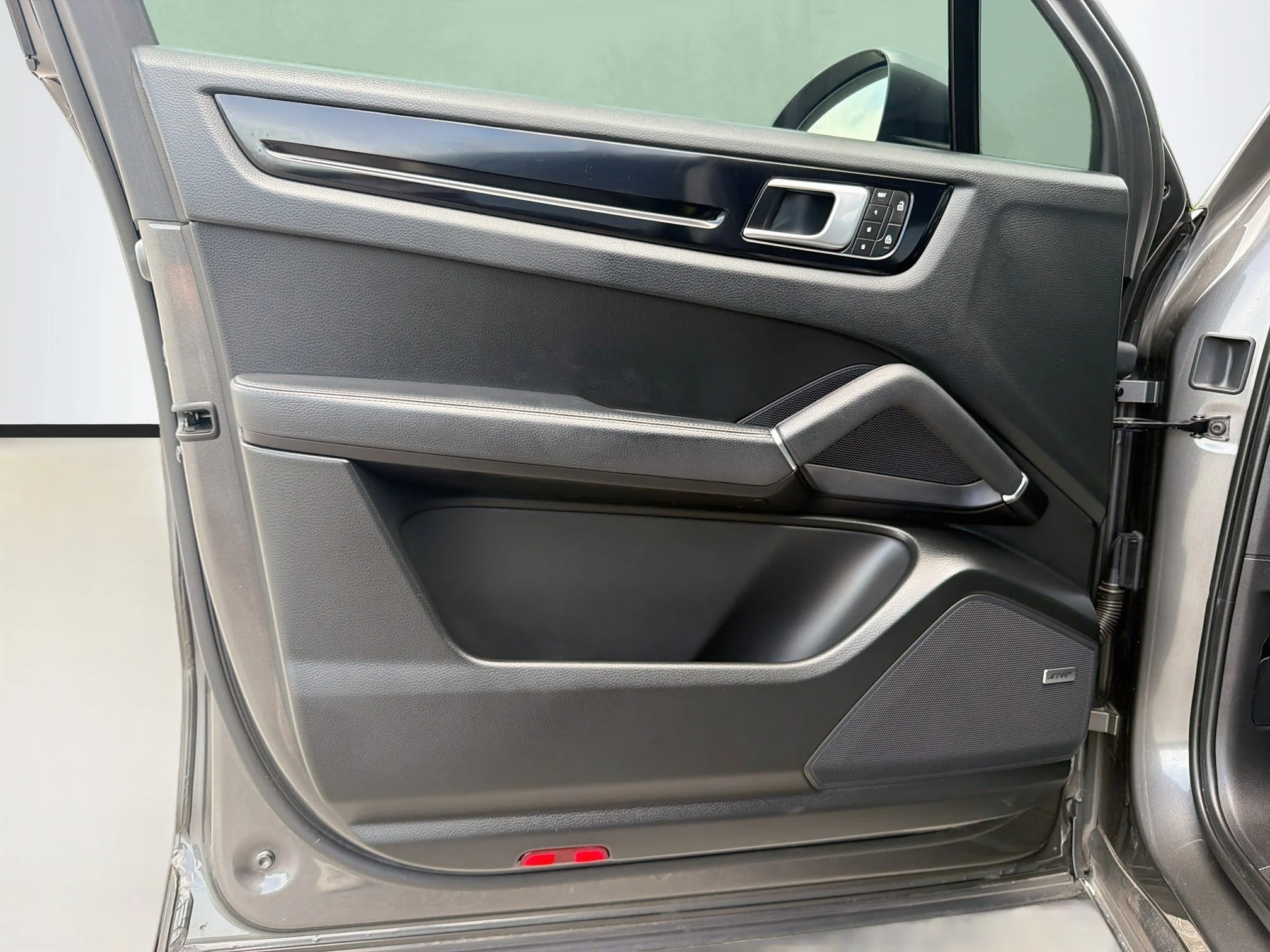 Used 2023 Chalk Porsche Platinum Edition image 21