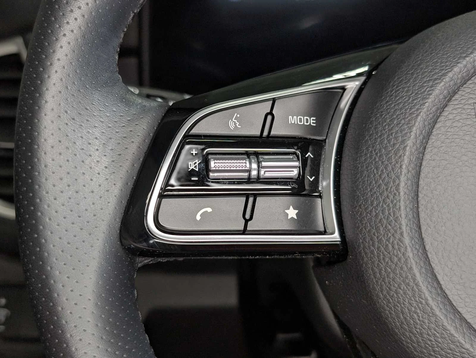 Used 2024 Snow White Pearl Kia SX image 37