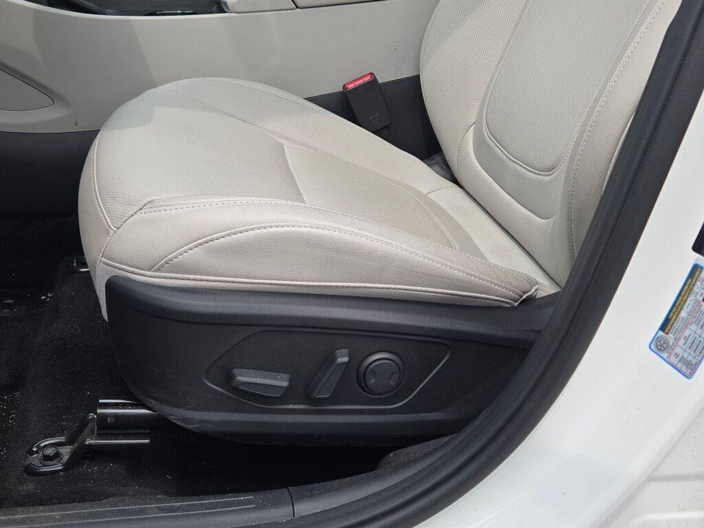 New 2025 Serenity White Pearl Hyundai SEL Convenience AWD image 23