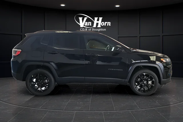 New 2026 Diamond Black Crystal Pearl-Coat Exterior Paint Jeep Latitude image 8