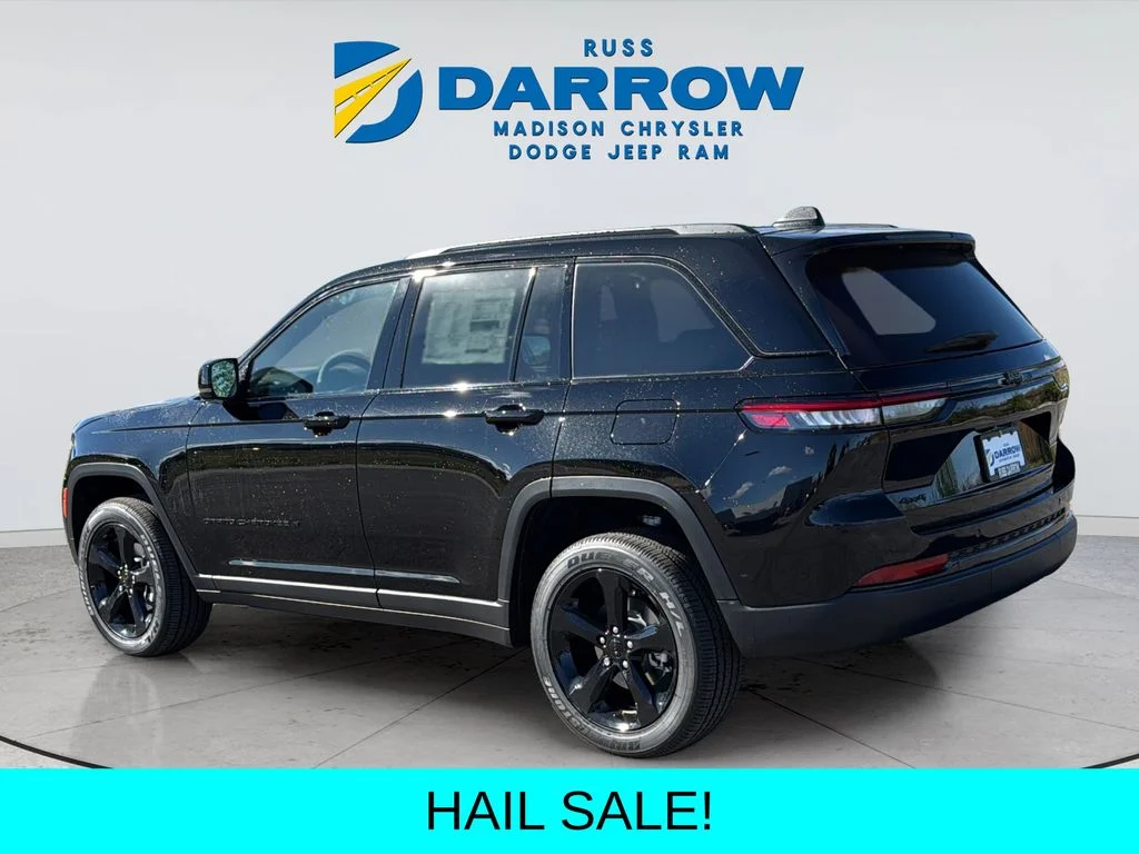 New 2025 Diamond Black Crystal Pearl-Coat Exterior Paint Jeep Laredo image 3