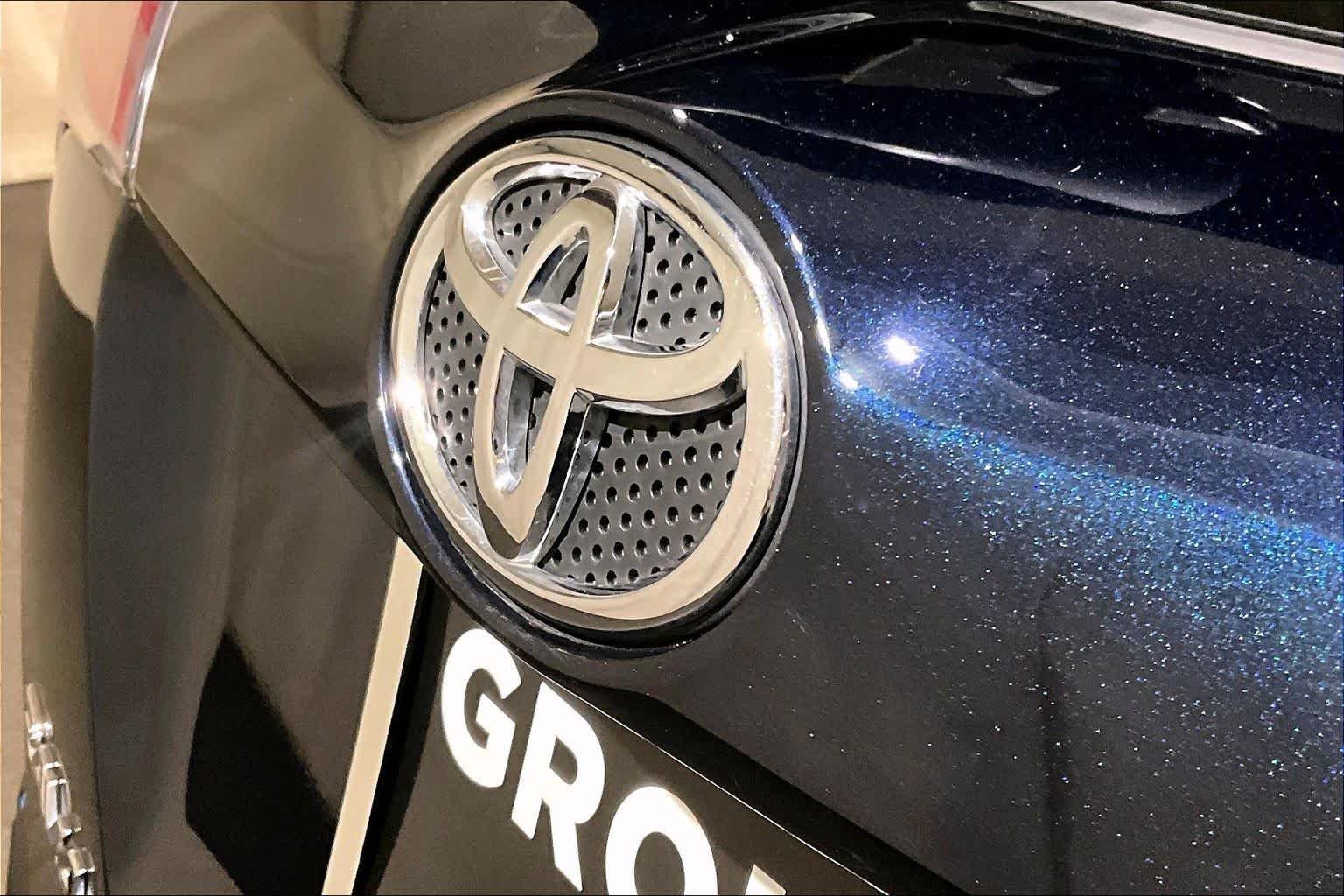 Used 2017 Galactic Aqua Mica Toyota XLE image 32