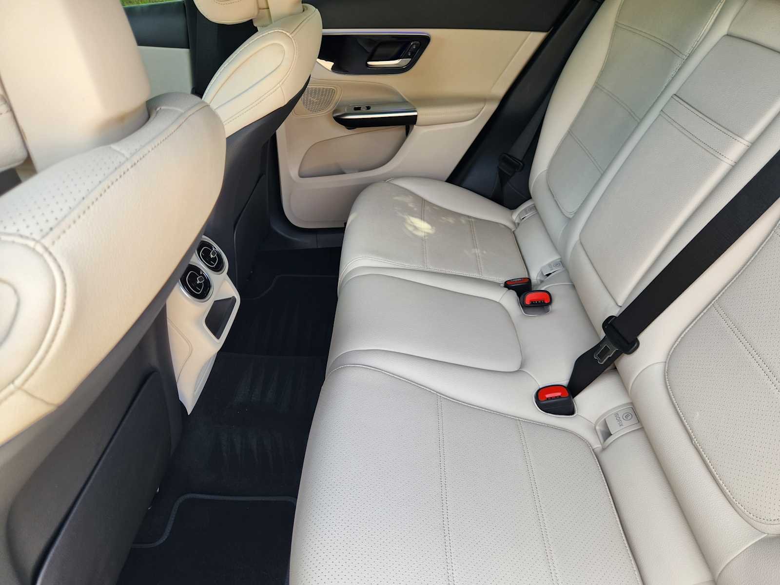 Certified Used 2026 Polar White Mercedes-Benz GLC 300 image 30